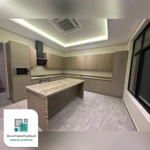 مطابخ المنيوم على شكل خشب